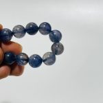 cristalli di cordierite di grado elevato-bracciale chiaro-registro19-885674