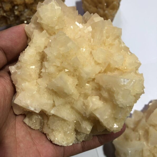 Cluster di calcite gialla all'ingrosso